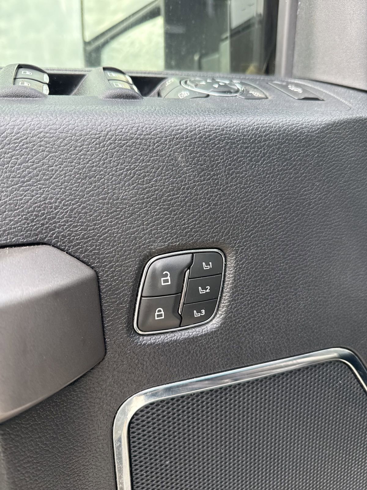 Used 2020 Ford F350 Platinum w/ FX4 Off-Road Package image 19