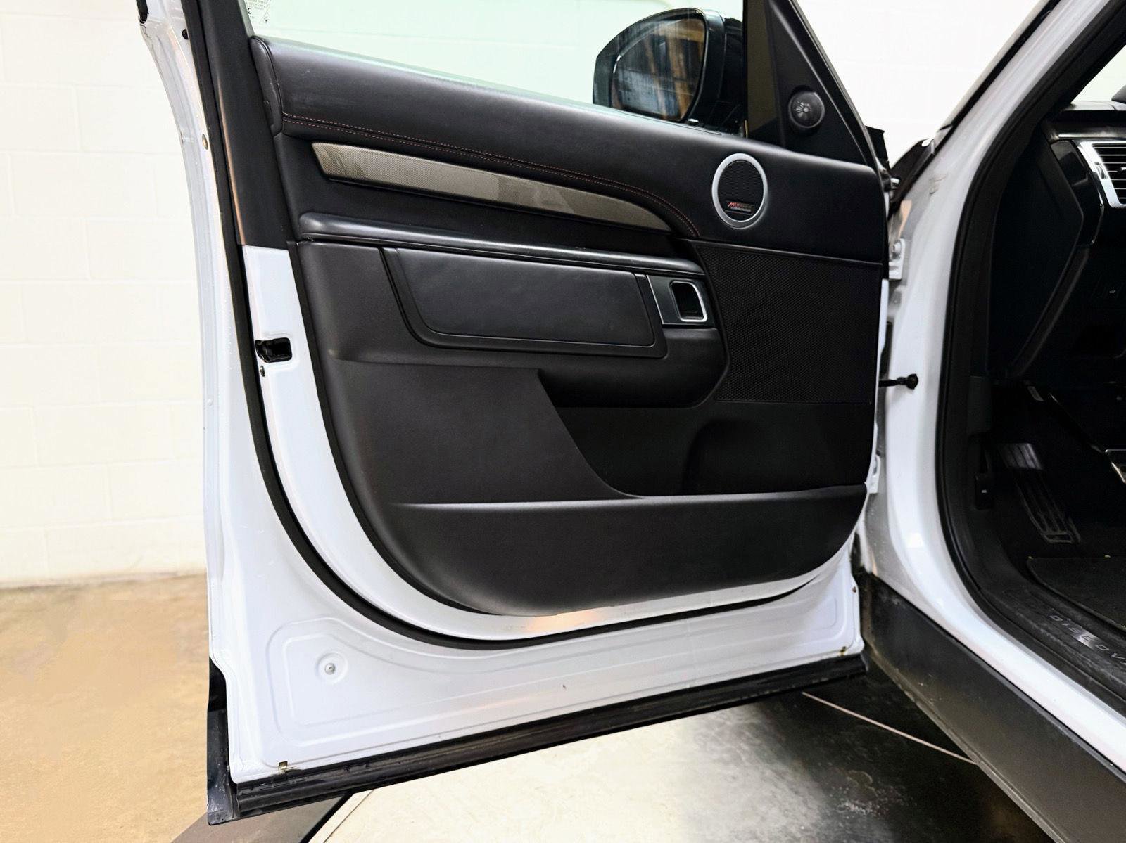 Used 2017 Land Rover Discovery HSE image 12