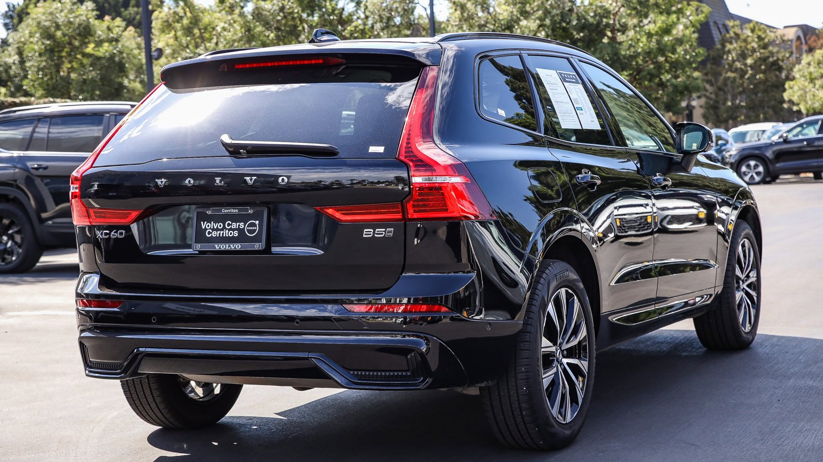 Used 2025 Volvo XC60 B5 Plus w/ Climate Package image 11