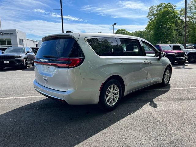 Used 2023 Chrysler Pacifica Touring-L FWD image 6