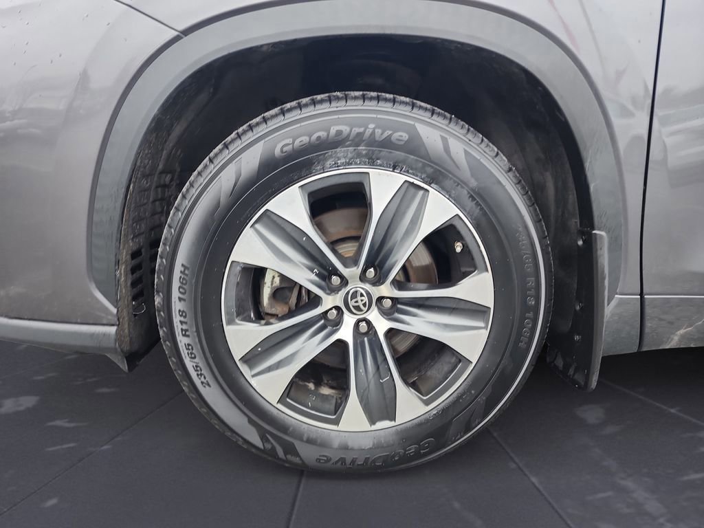 Used 2021 Toyota Highlander XLE AWD/4WD image 15