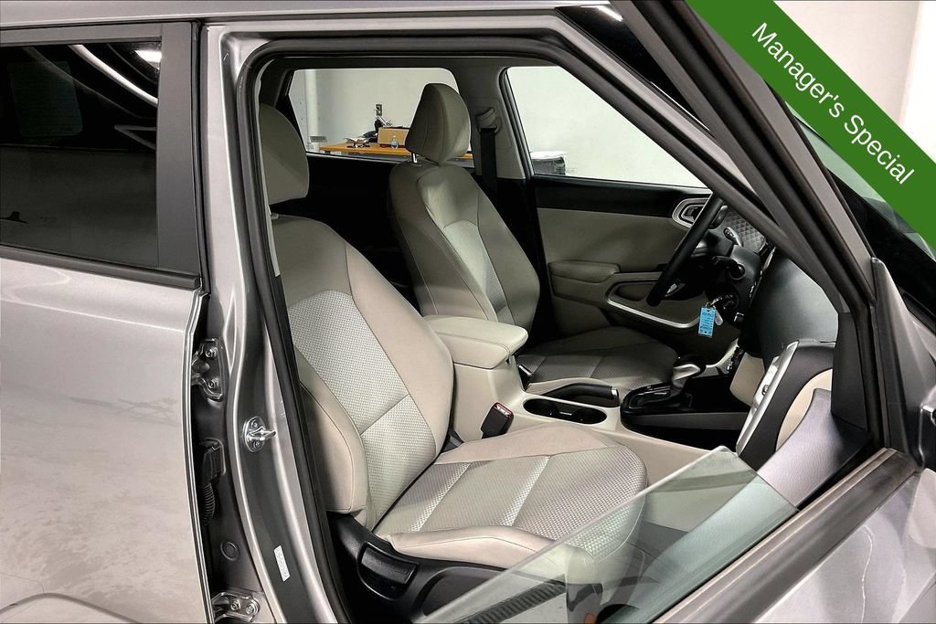 Used 2025 Kia Soul LX w/ LX Technology Package FWD image 9