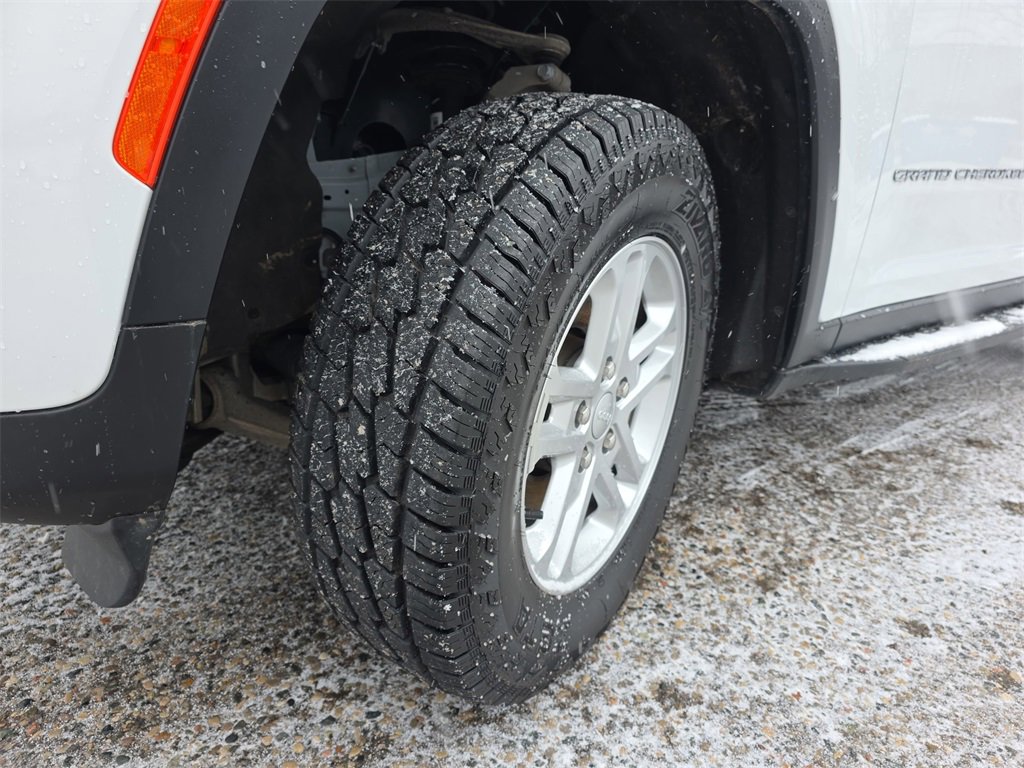 Used 2023 Jeep Grand Cherokee Laredo image 31