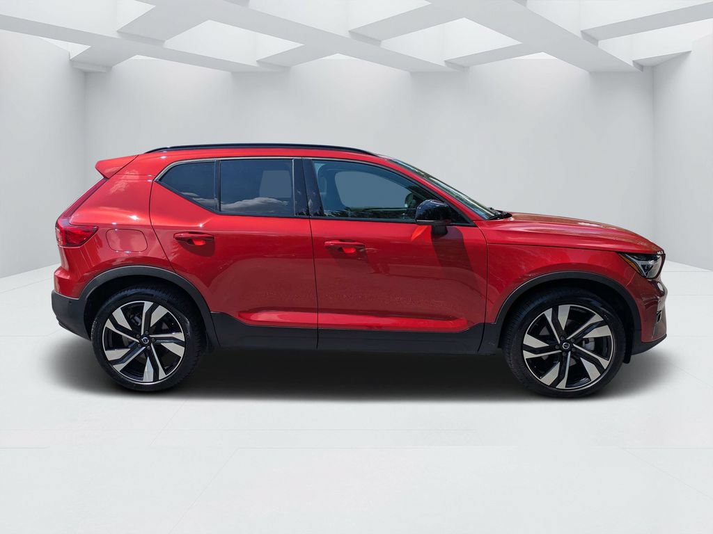 Certified 2025 Volvo XC40 B5 Plus AWD/4WD image 2