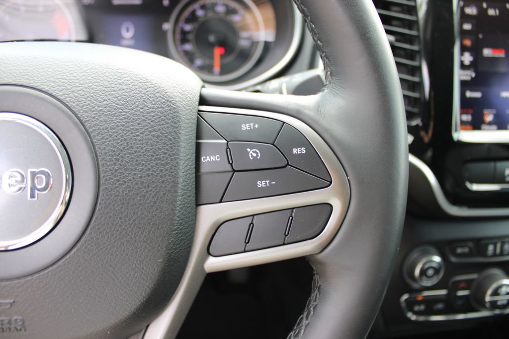 Used 2019 Jeep Cherokee Limited w/ Luxury Group AWD/4WD image 18