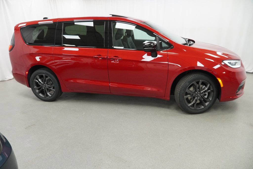 New 2026 Chrysler Pacifica Select image 9