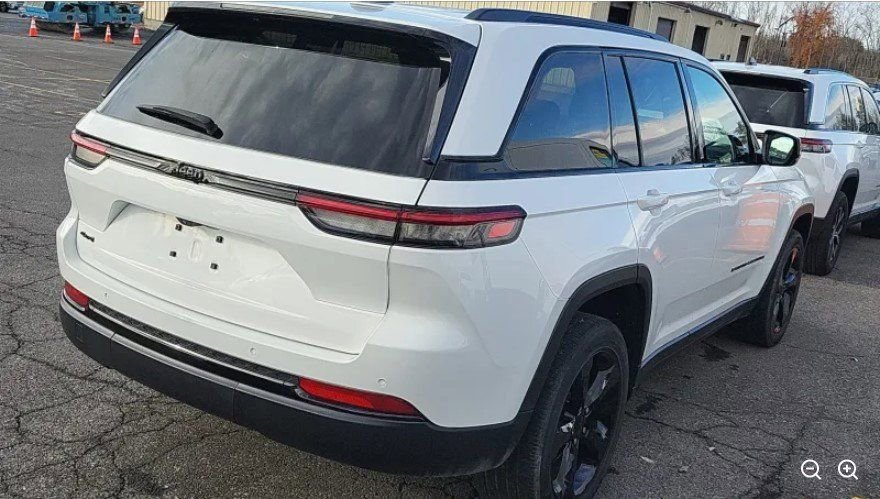 Used 2023 Jeep Grand Cherokee Altitude image 4