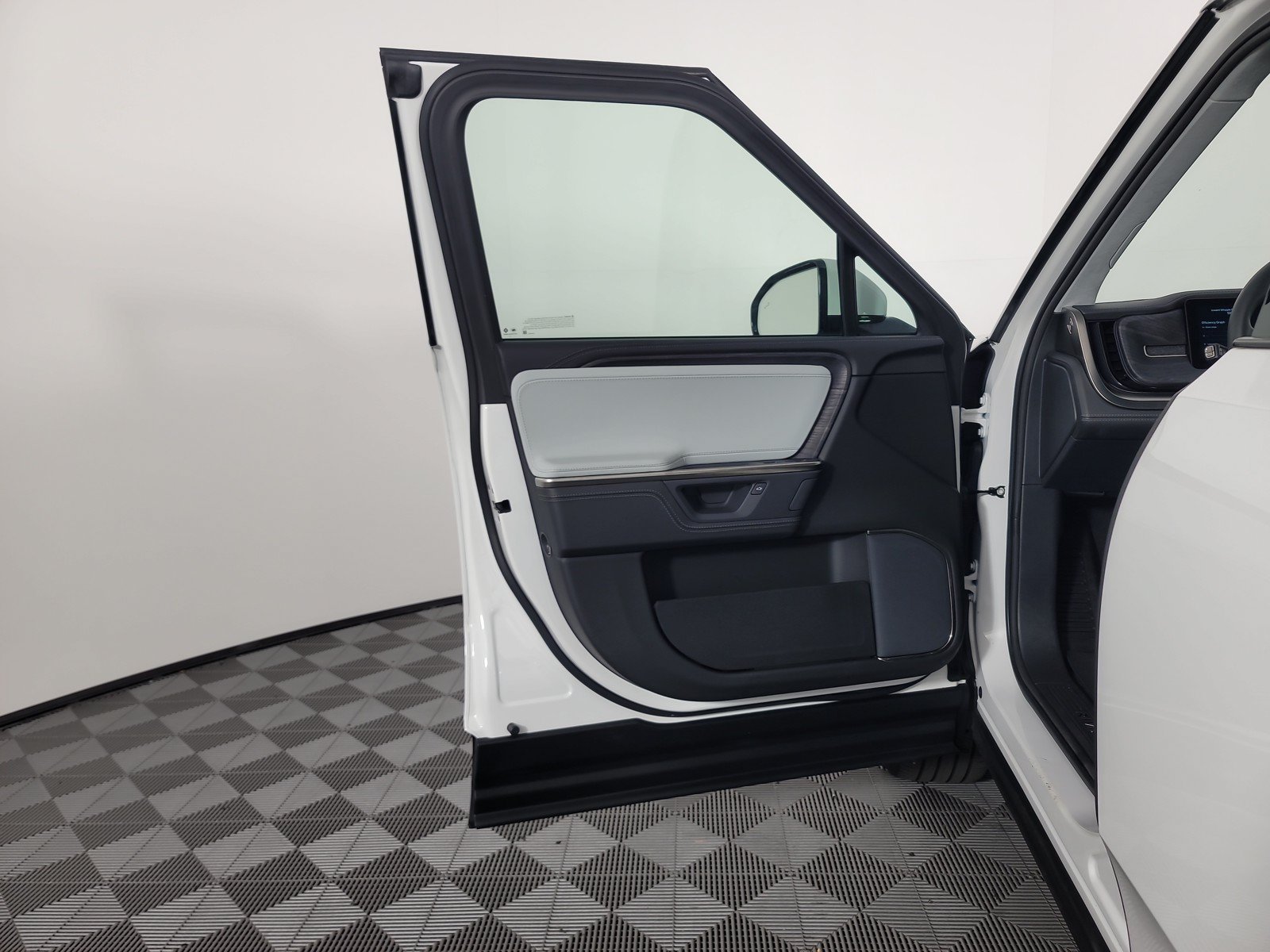 Used 2025 Rivian R1S Adventure AWD/4WD image 16