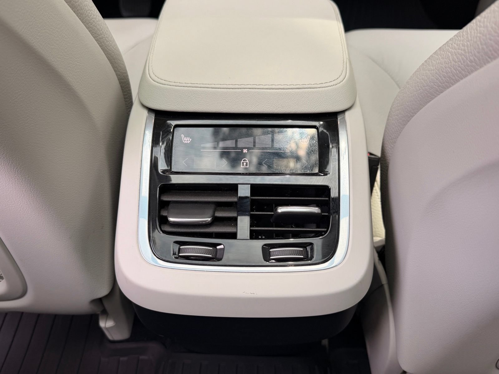 Used 2023 Volvo XC90 B5 Plus w/ Protection Package Premier AWD/4WD image 16