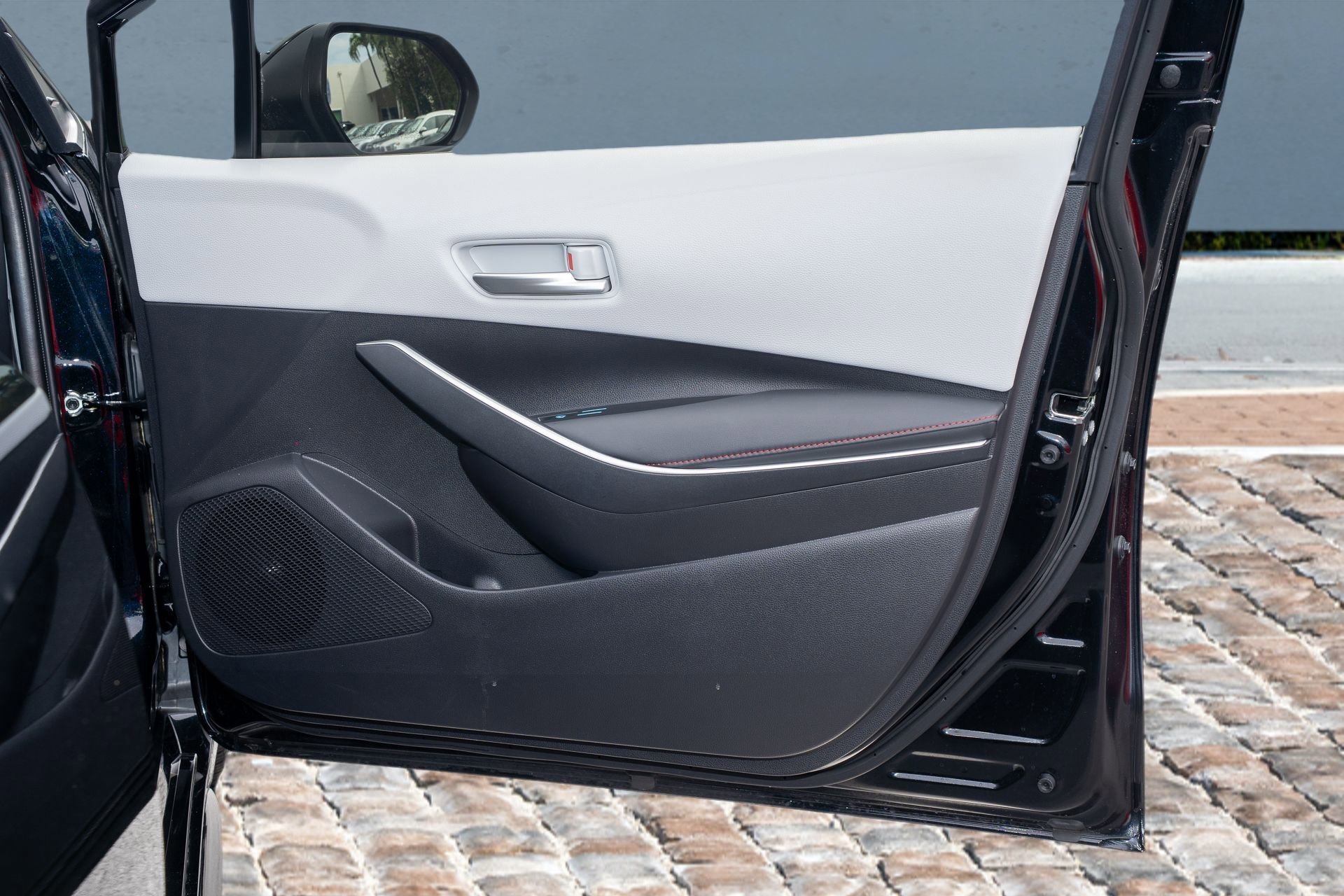 Used 2025 Toyota Corolla SE w/ SE Premium Package image 12