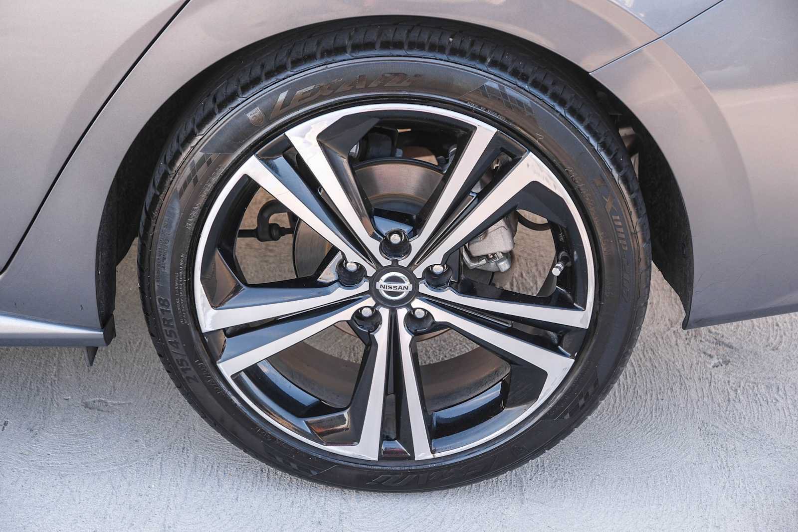 Used 2020 Nissan Sentra SR w/ Premium Package FWD image 9