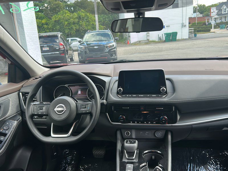 Used 2023 Nissan Rogue SV image 11