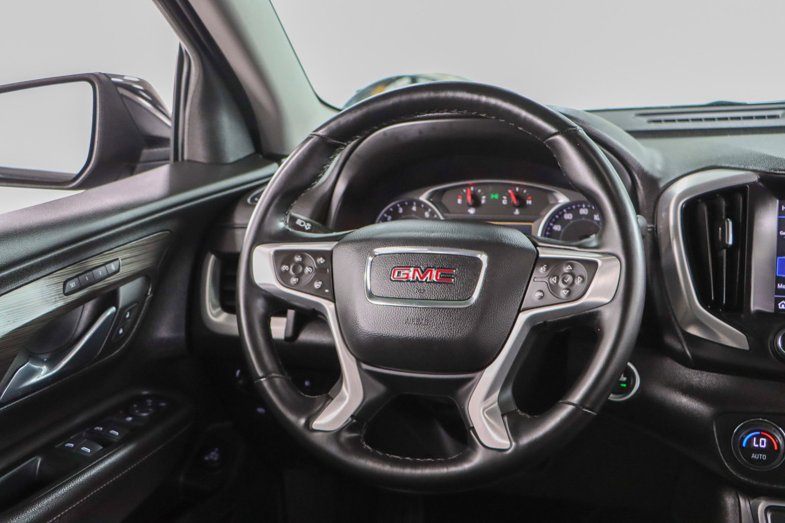 Used 2024 GMC Terrain SLT FWD image 12