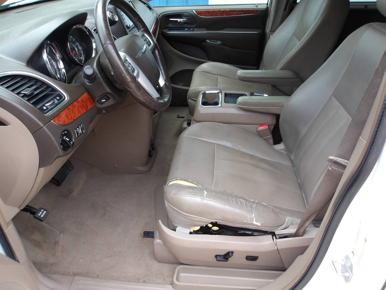 Used 2014 Chrysler Town & Country Touring-L w/ Trailer Tow Group FWD image 7