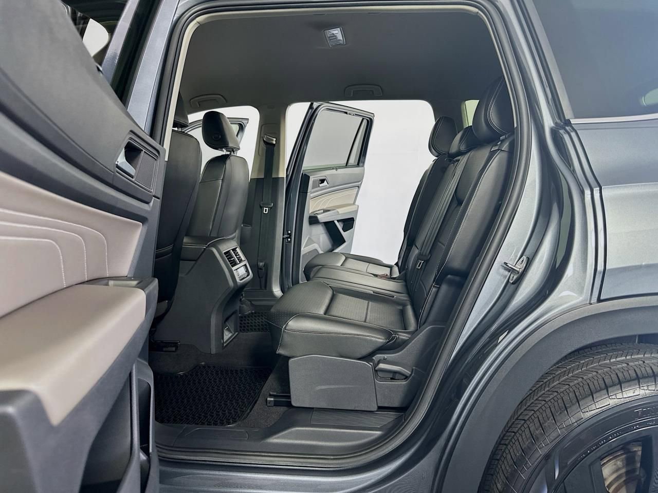 Used 2022 Volkswagen Atlas SE w/ Black Wheel Package image 28