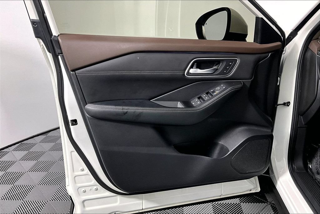 Used 2023 Nissan Rogue Platinum FWD image 23