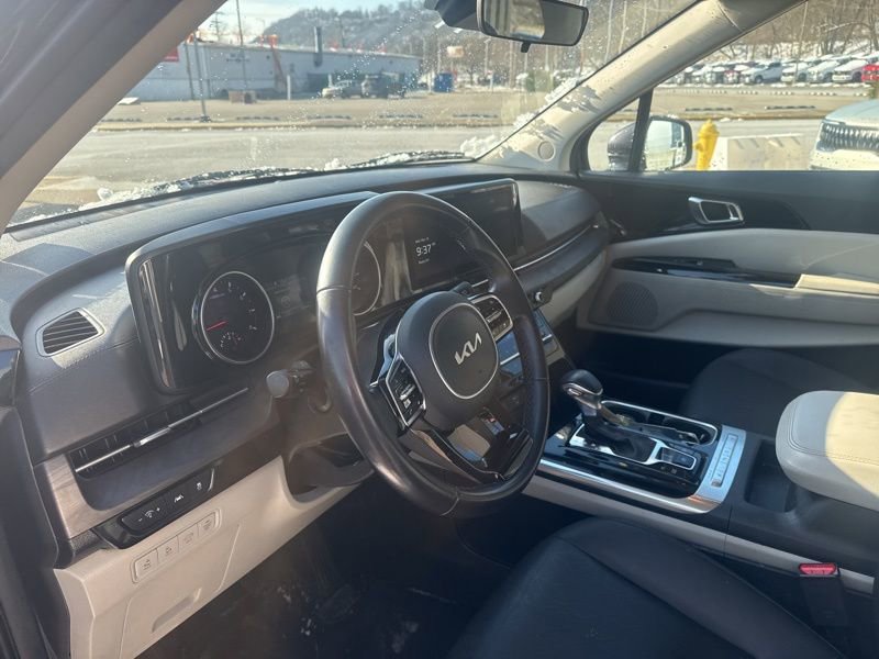 Used 2023 Kia Carnival EX image 12