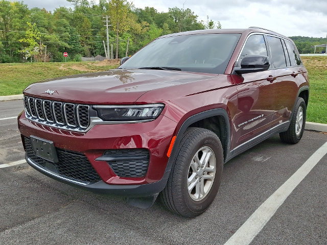 Used 2025 Jeep Grand Cherokee Laredo w/ Luxury Tech Group I AWD/4WD image 3