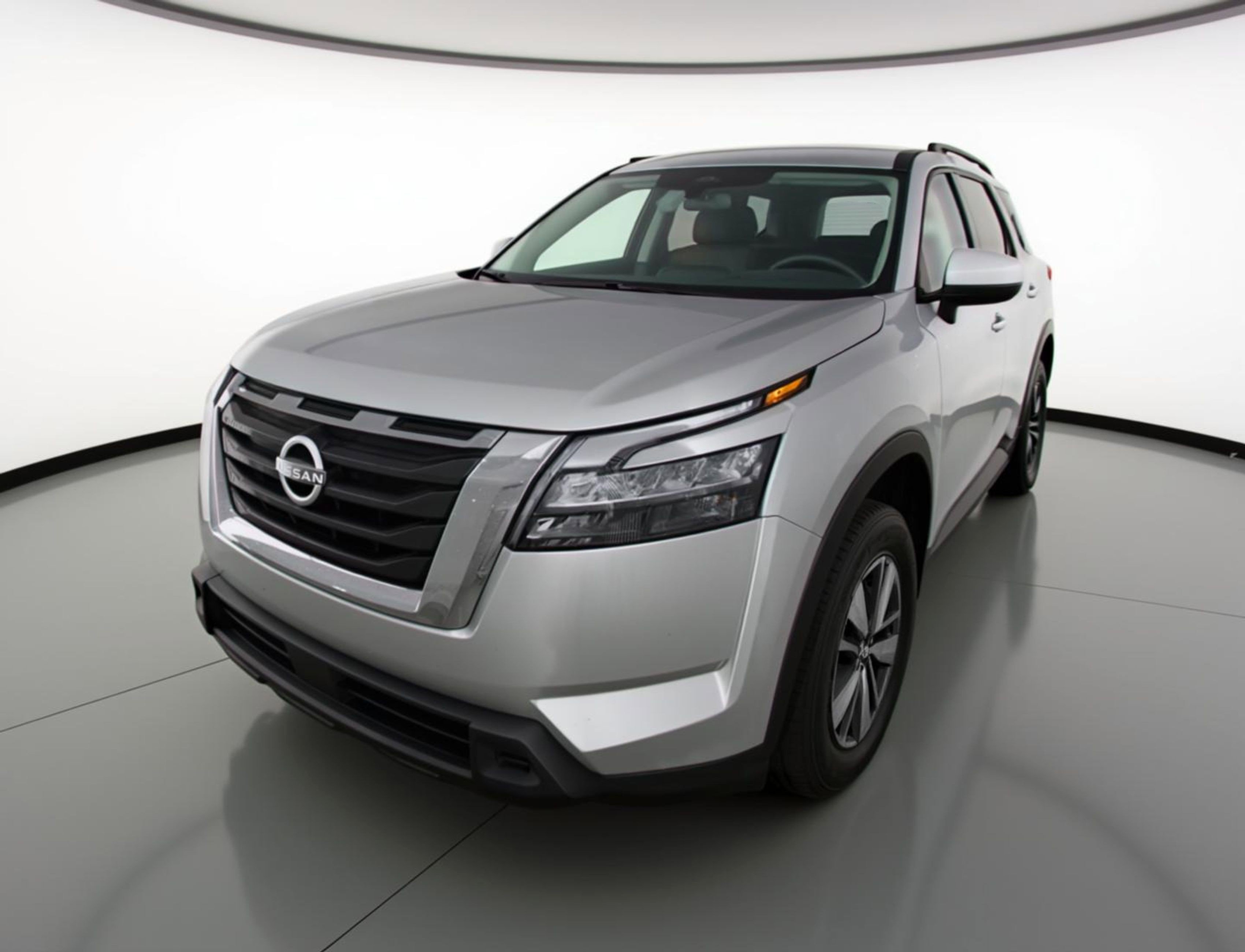 Used 2025 Nissan Pathfinder SV image 3