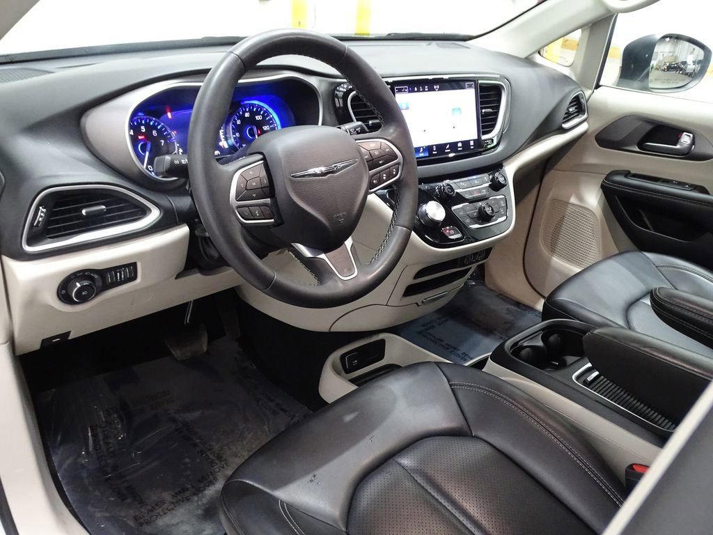 Used 2023 Chrysler Pacifica Touring-L image 23