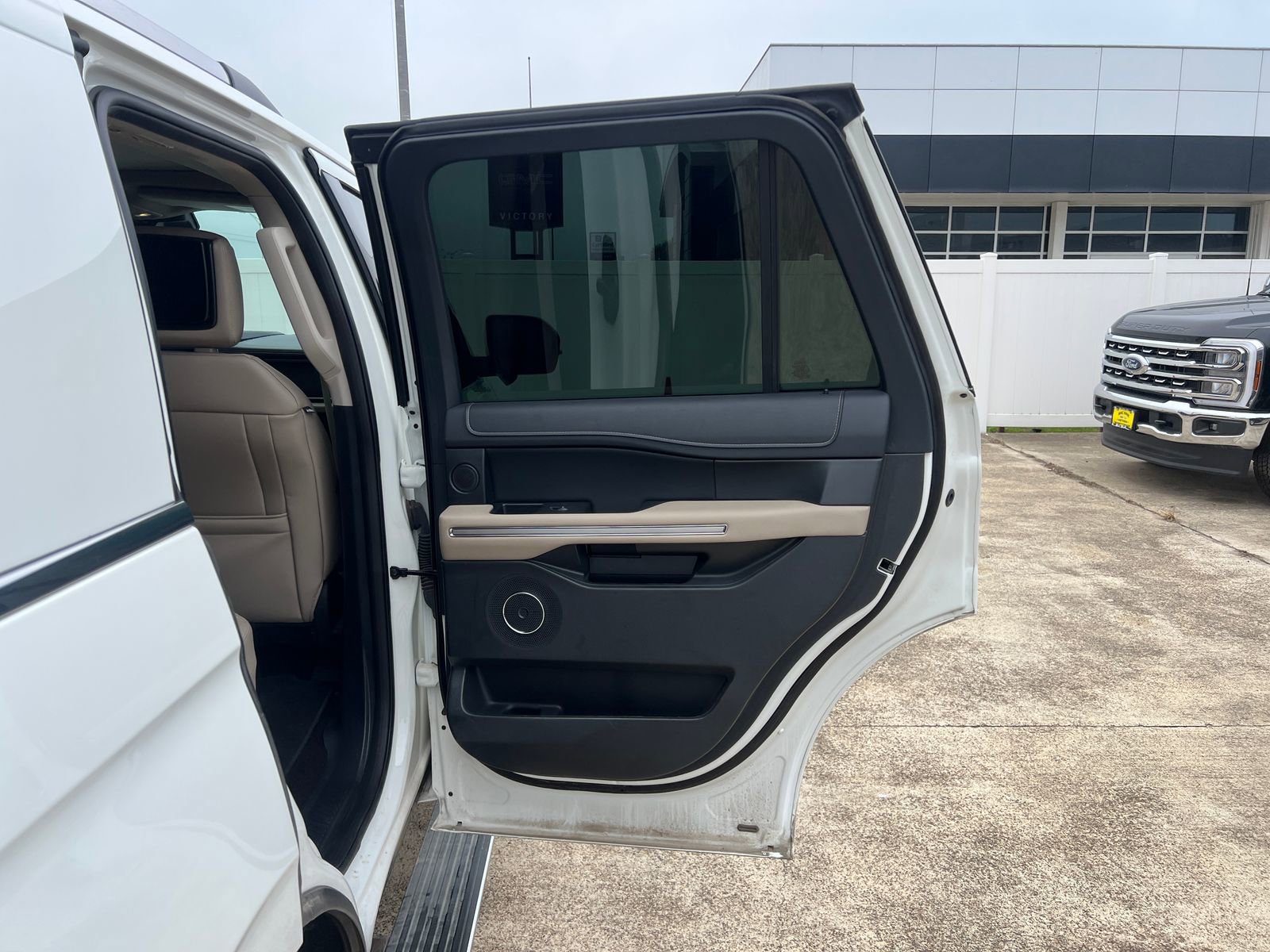 Used 2023 Ford Expedition Limited AWD/4WD image 12