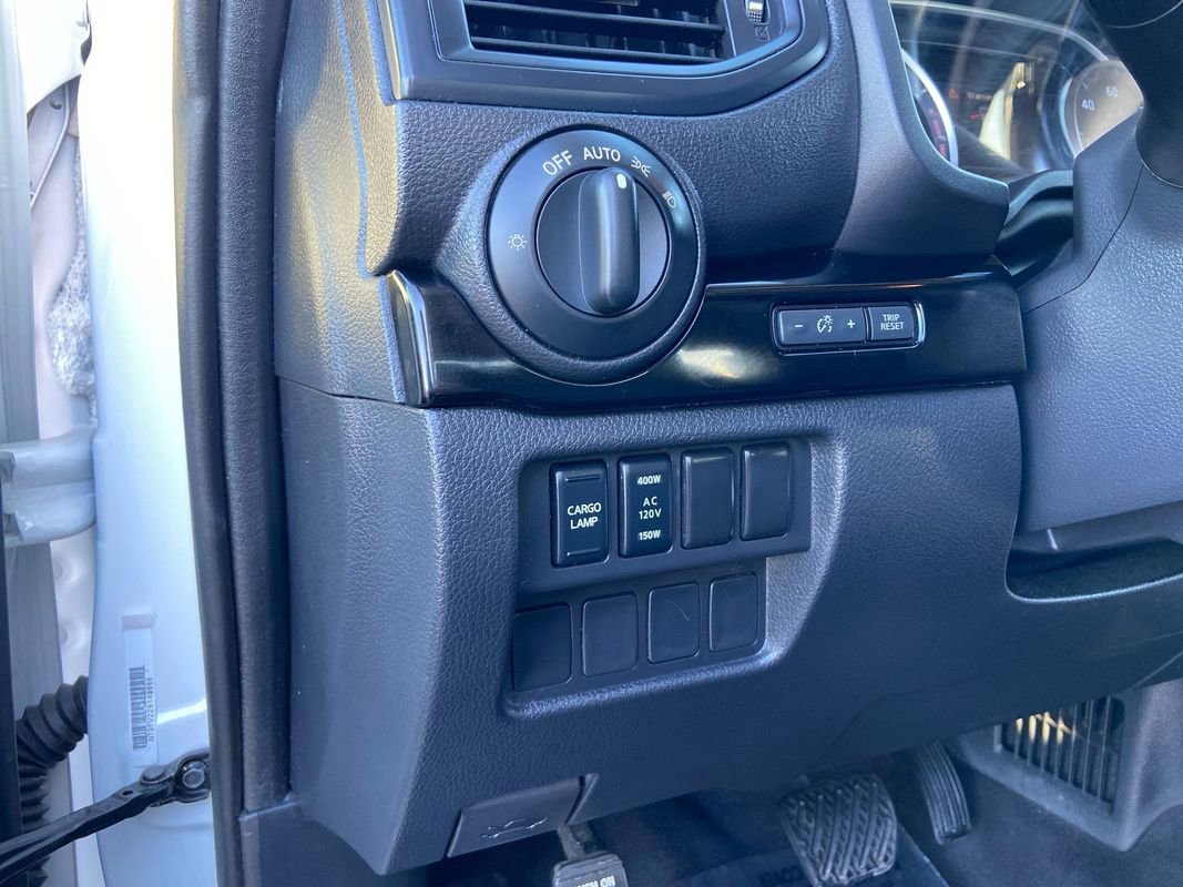 Used 2023 Nissan Titan SV w/ SV Convenience Package image 17