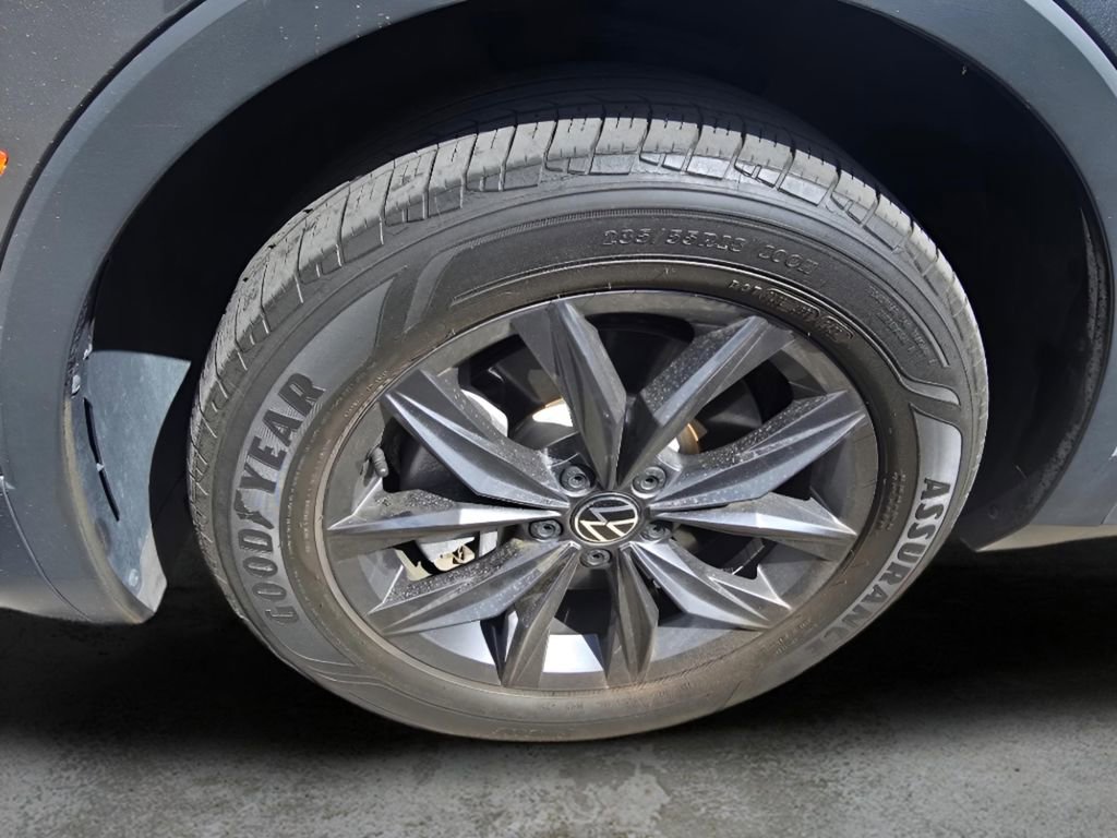 Used 2022 Volkswagen Tiguan SE w/ Panoramic Sunroof Package image 15