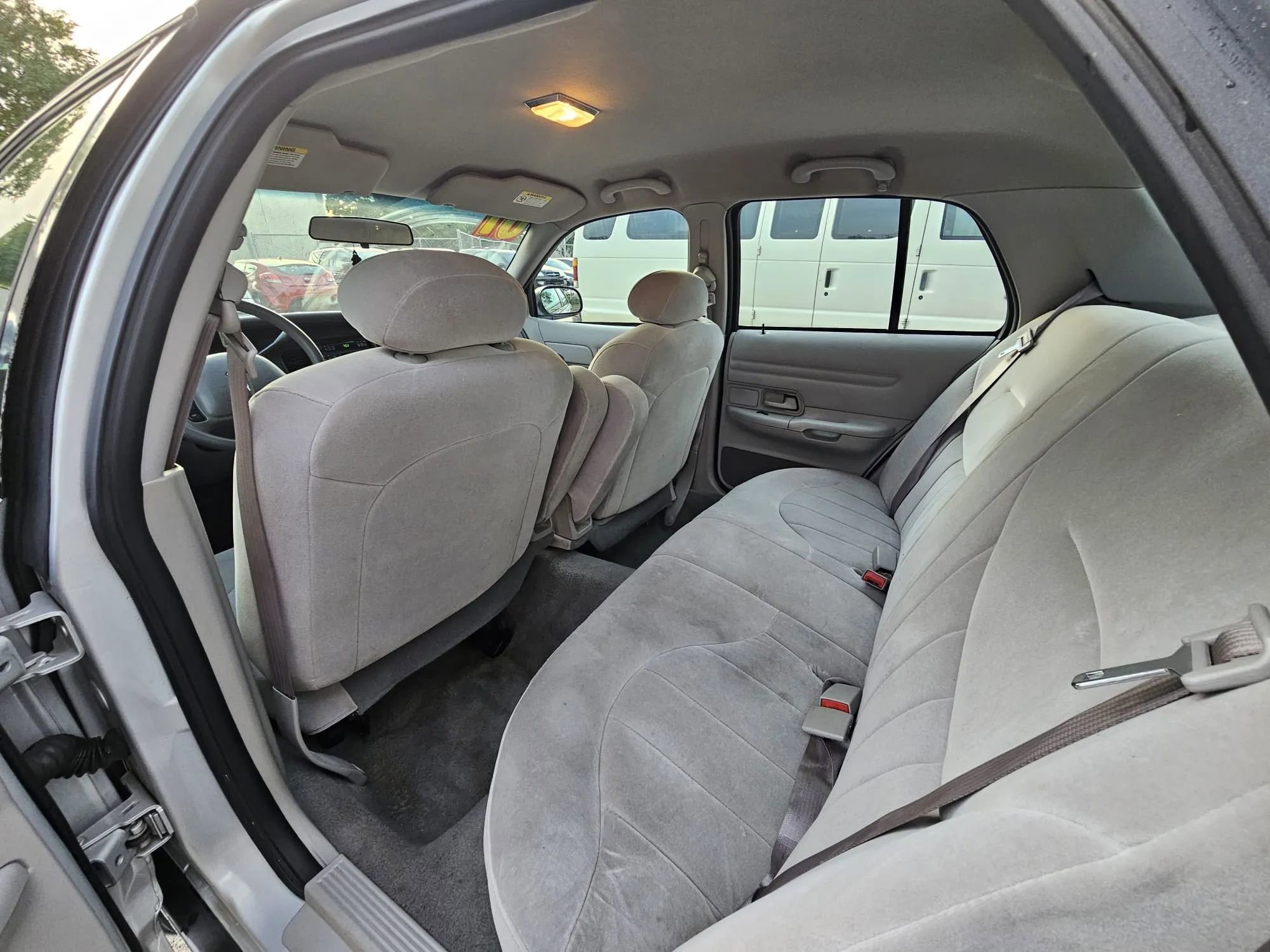 Used 2001 Ford Crown Victoria RWD image 16