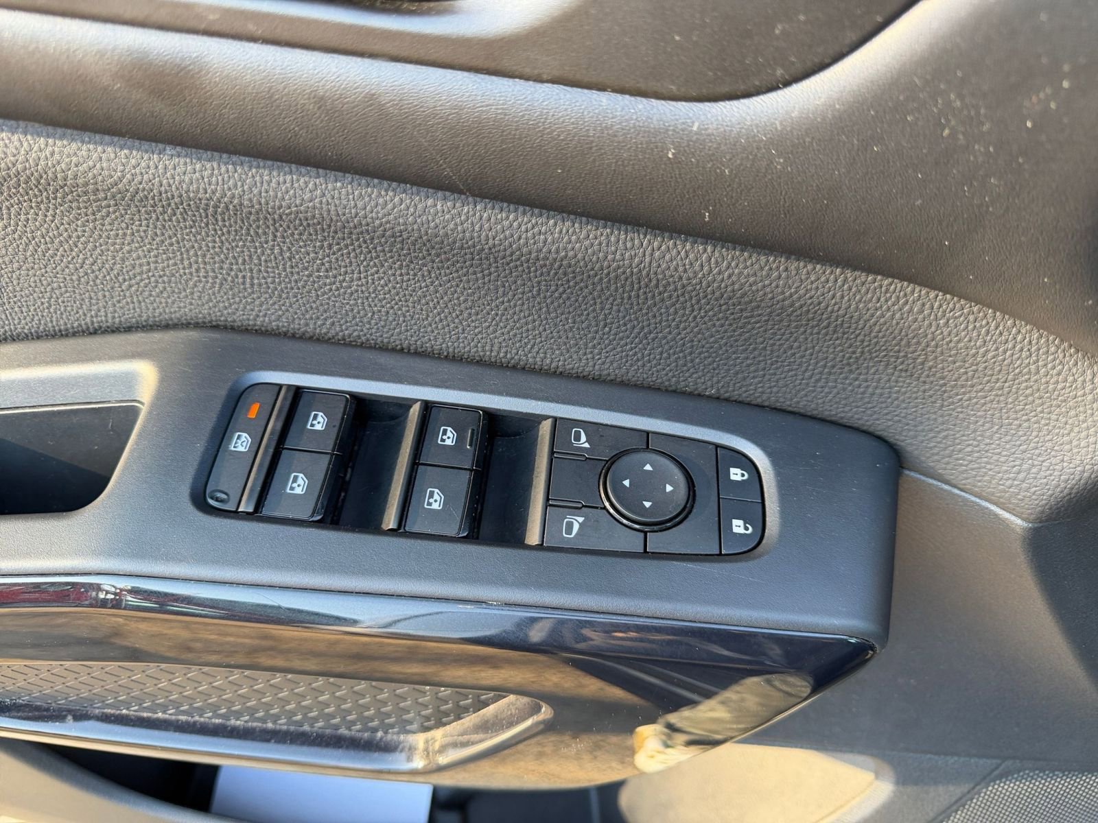 Used 2025 Nissan Pathfinder SV image 18