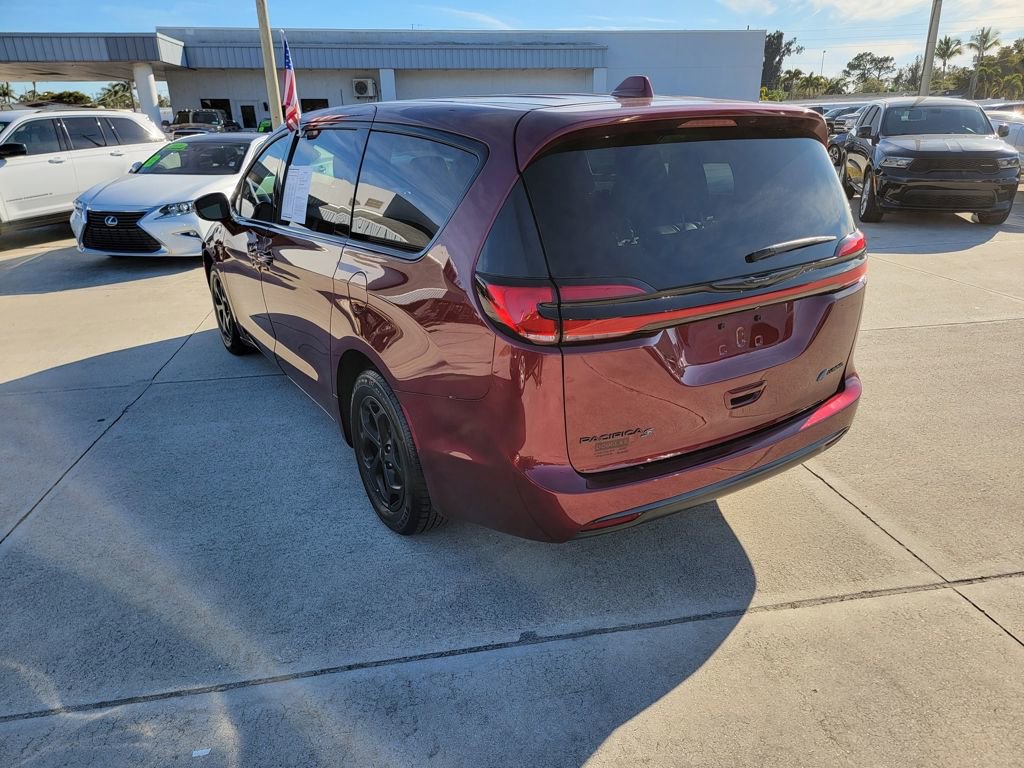 Used 2022 Chrysler Pacifica Touring-L w/ S Appearance Package image 3