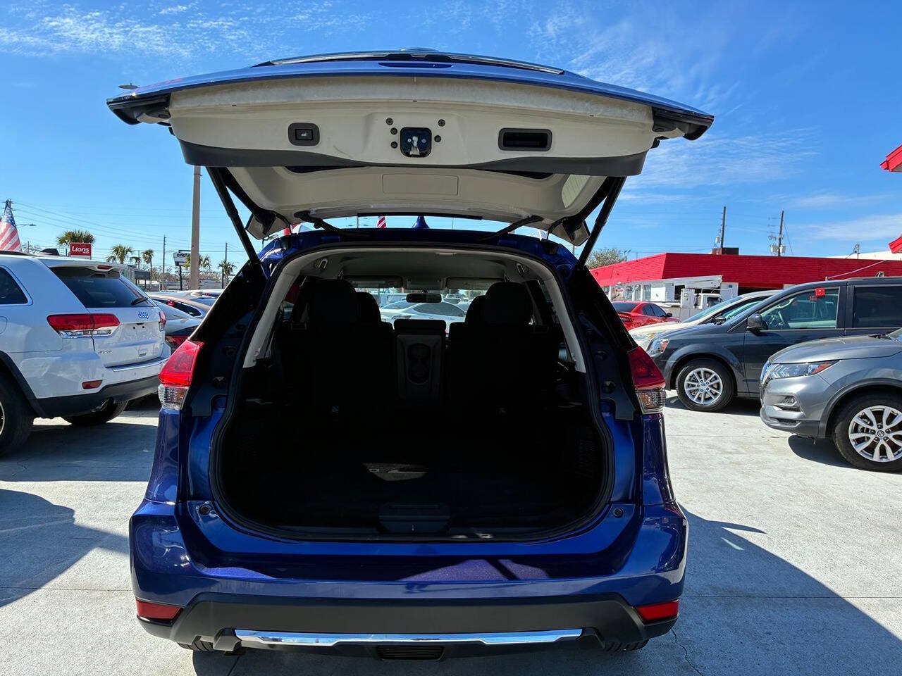 Used 2018 Nissan Rogue SV FWD image 6