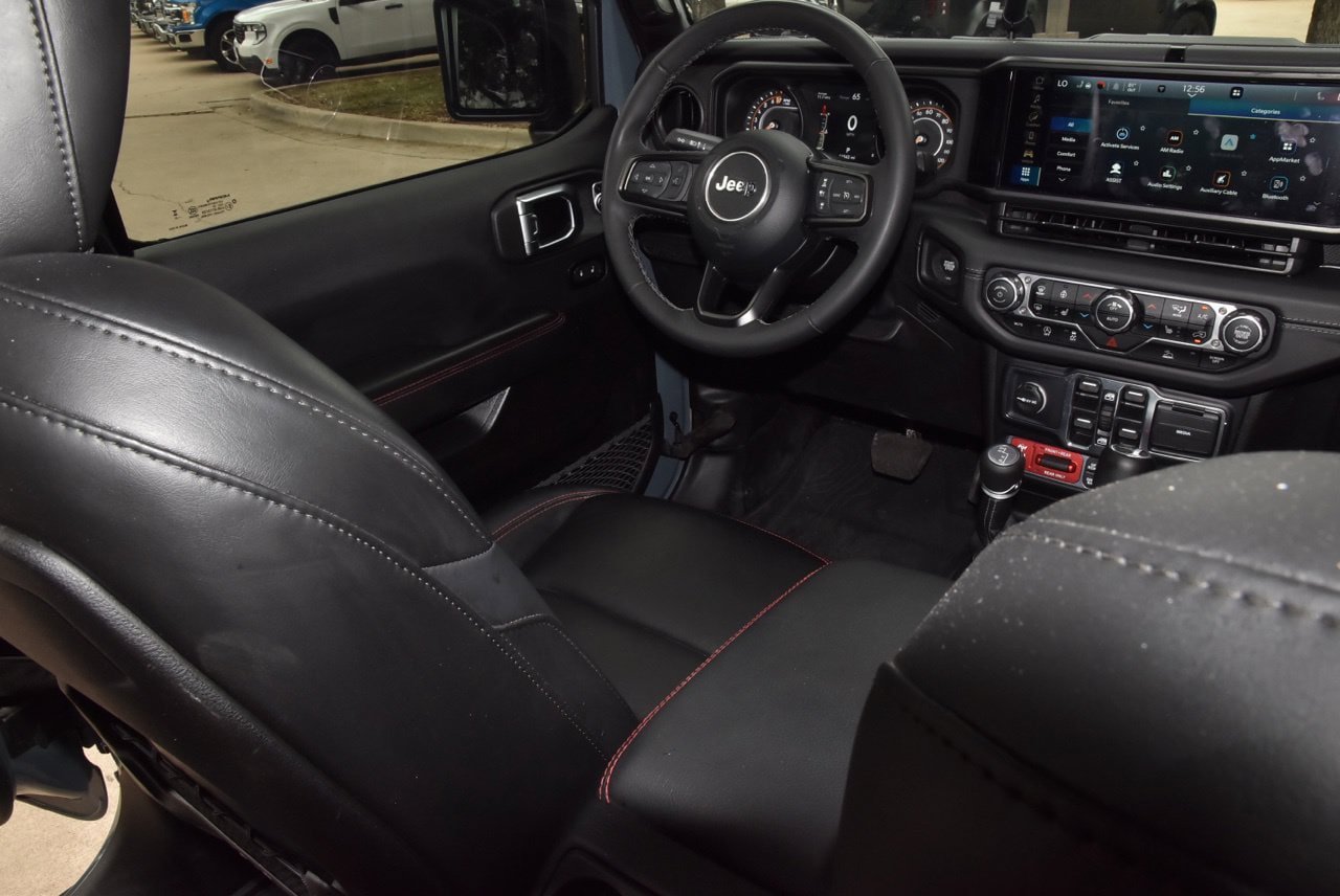Used 2025 Jeep Gladiator Rubicon w/ Convenience Group AWD/4WD image 15