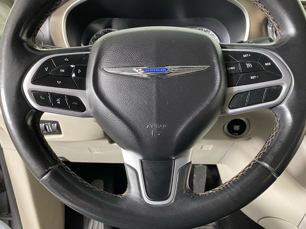 Used 2018 Chrysler Pacifica Touring-L FWD image 23