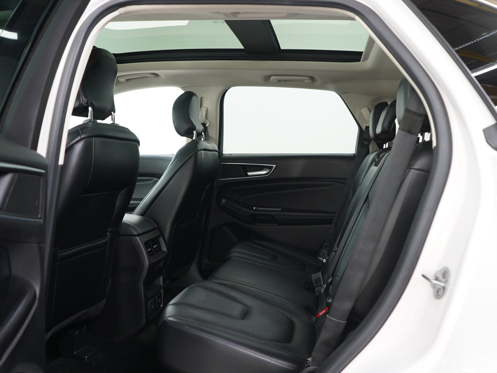 Used 2015 Ford Edge Titanium w/ Equipment Group 302A AWD/4WD image 18