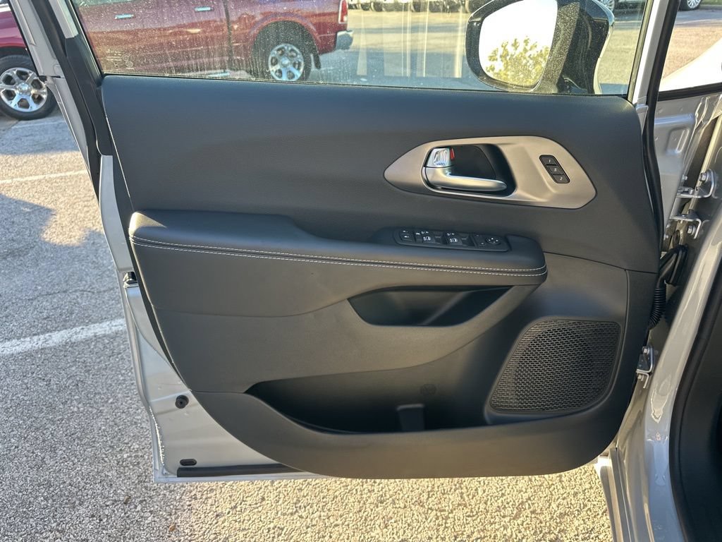 New 2026 Chrysler Pacifica Select FWD image 60