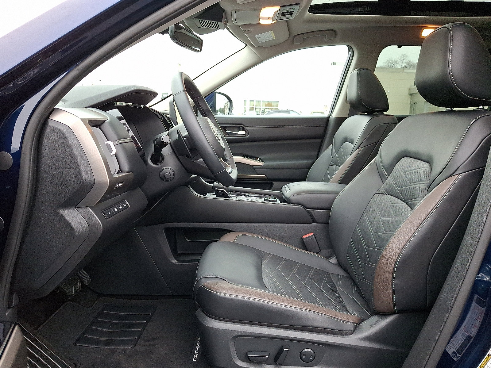 Used 2024 Nissan Pathfinder Platinum image 13