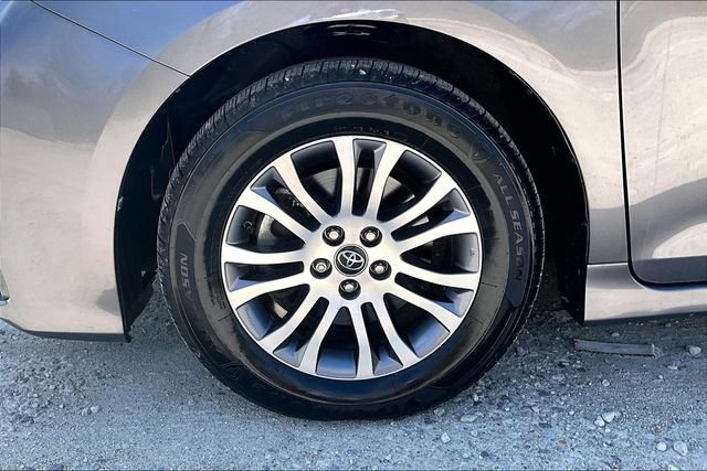 Used 2020 Toyota Sienna XLE w/ XLE Navigation Package FWD image 8