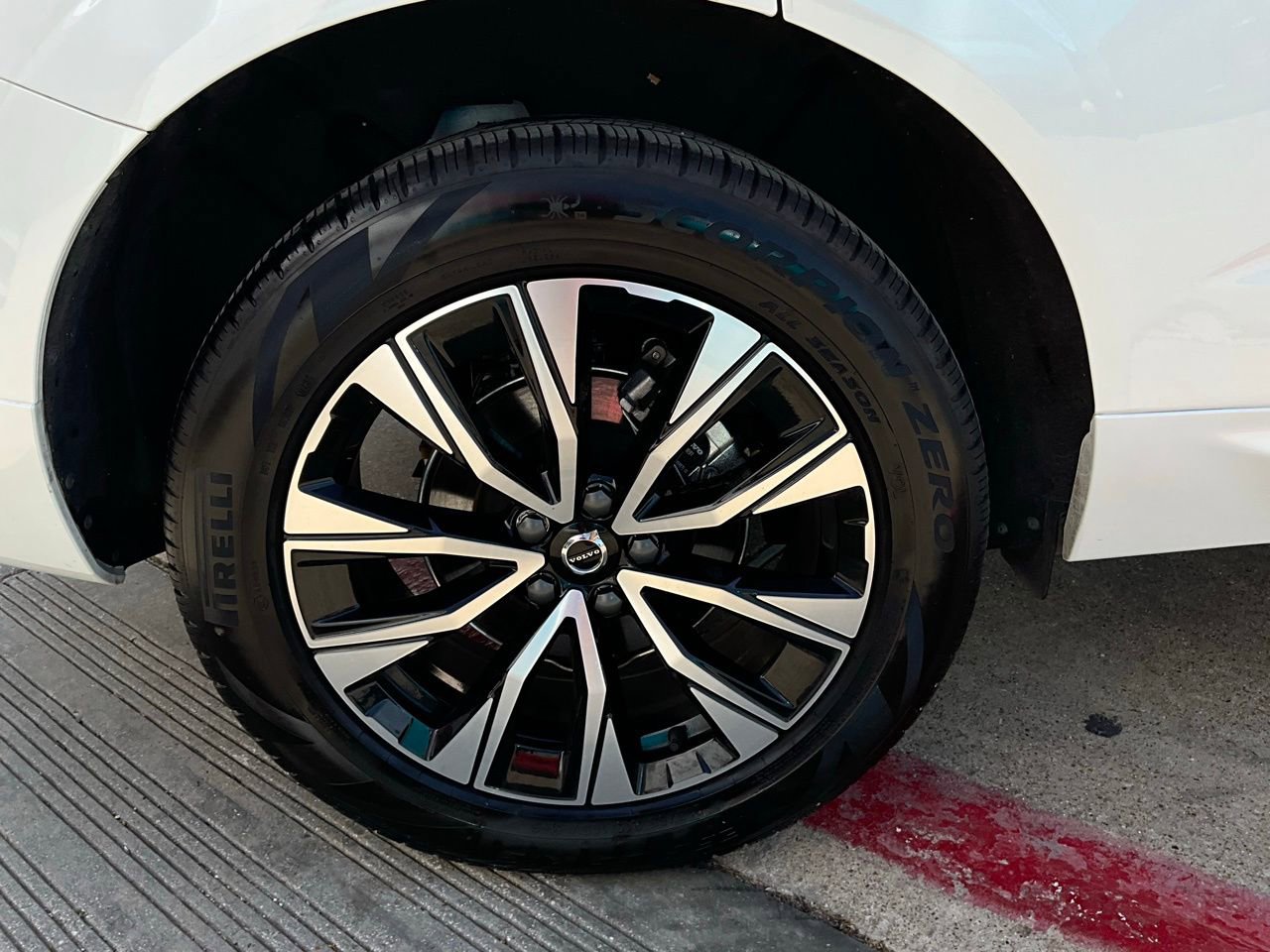 Used 2025 Volvo XC60 B5 Plus w/ Protection Package Premier image 9