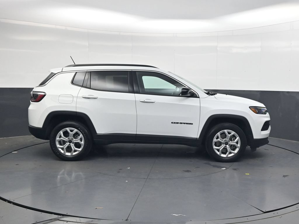 Used 2025 Jeep Compass Latitude AWD/4WD image 4