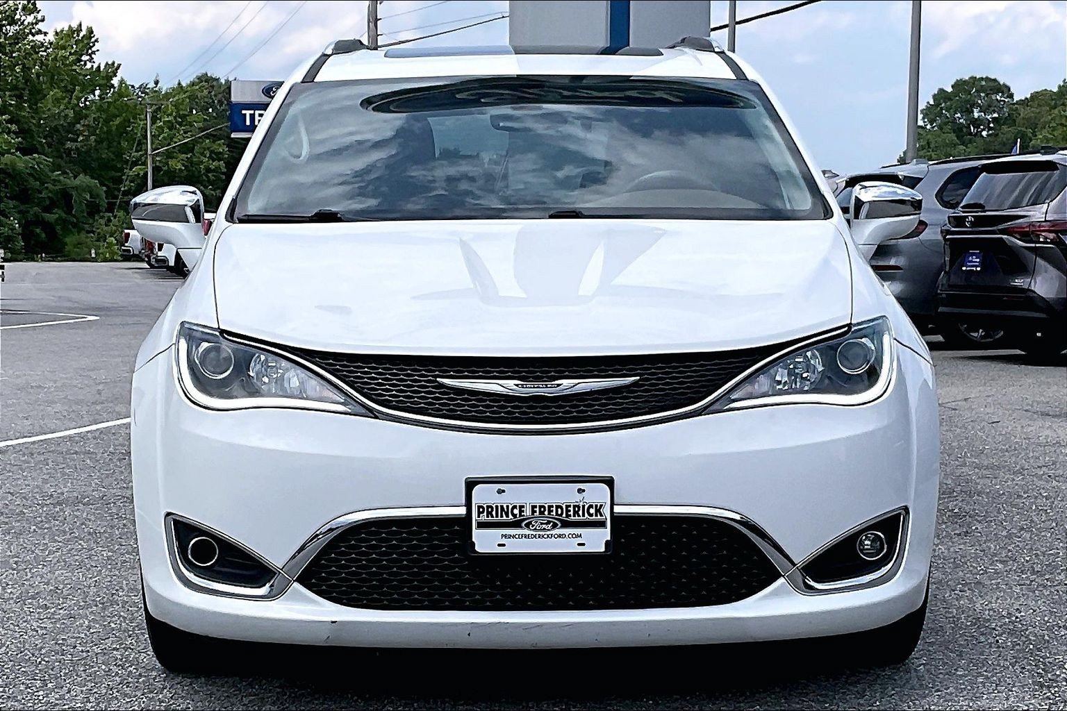 Used 2018 Chrysler Pacifica Limited w/ Tire & Wheel Group FWD image 2