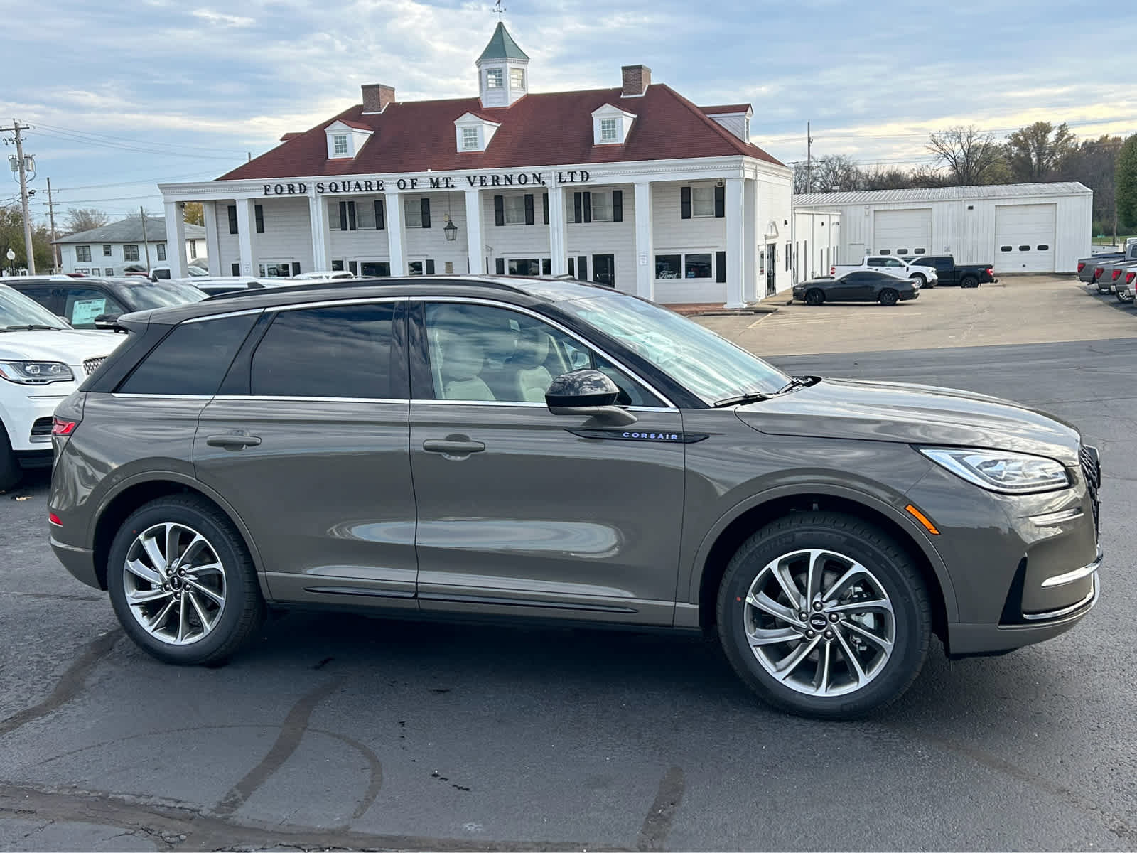 Used 2025 Lincoln Corsair Grand Touring image 5