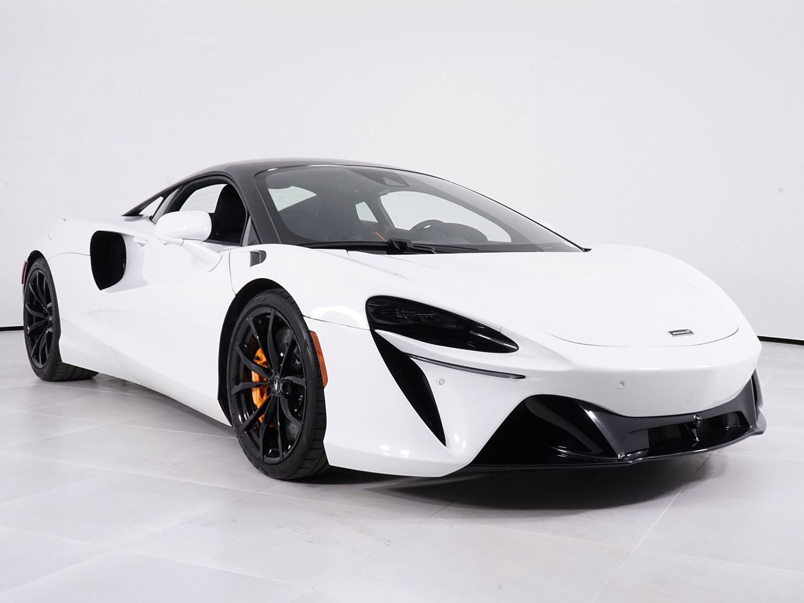 Used 2023 McLaren Artura RWD image 17
