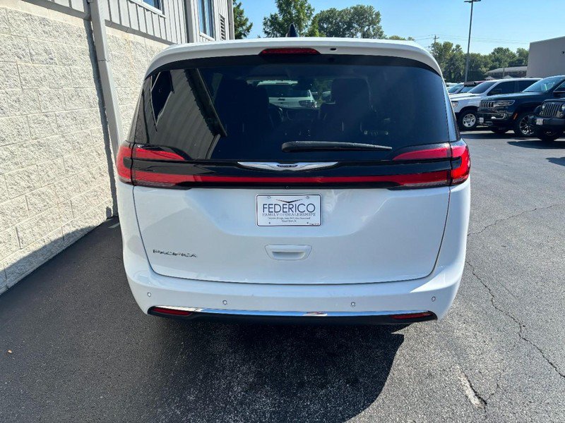 Used 2024 Chrysler Pacifica Touring-L FWD image 4