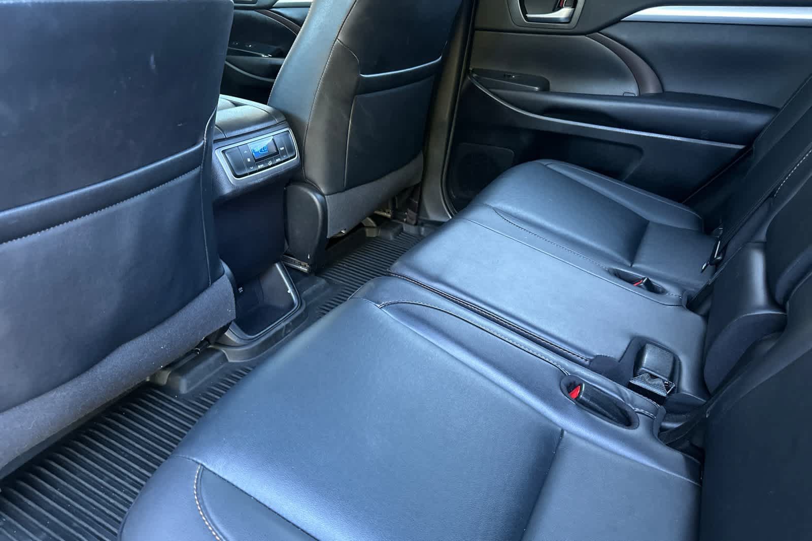 Used 2019 Toyota Highlander XLE AWD/4WD image 4