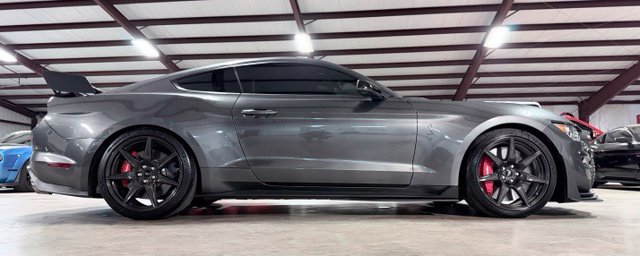 Used 2020 Ford Mustang Shelby GT500 w/ Carbon Fiber Track Pack RWD image 2