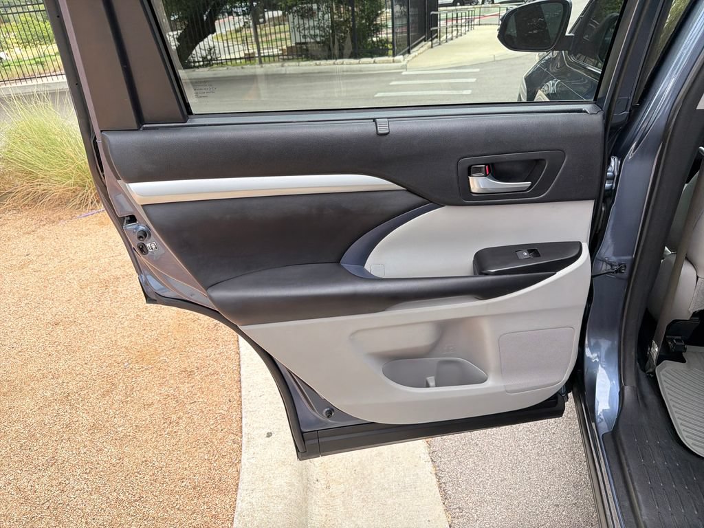Used 2018 Toyota Highlander XLE FWD image 33