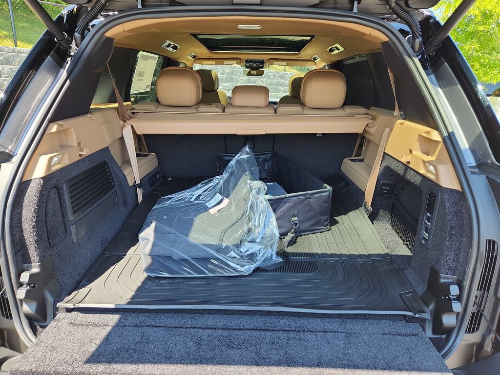 New 2026 Land Rover Range Rover Long Wheelbase SE AWD/4WD image 13