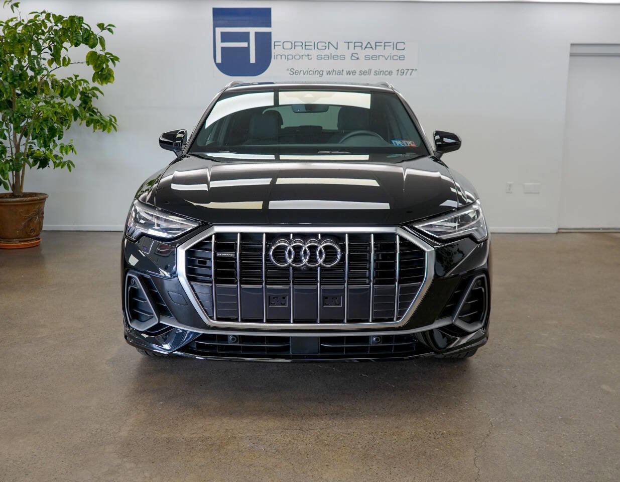 Used 2024 Audi Q3 2.0T Premium Plus w/ Premium Plus Package image 2