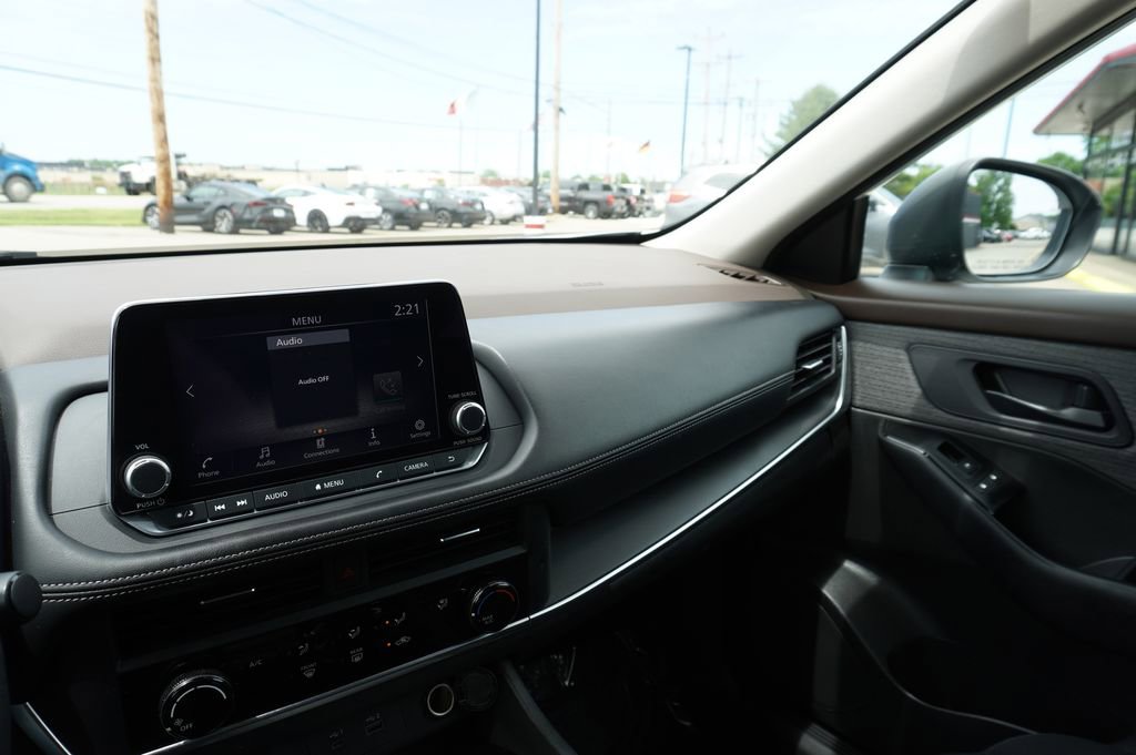 Used 2023 Nissan Rogue S AWD/4WD image 19