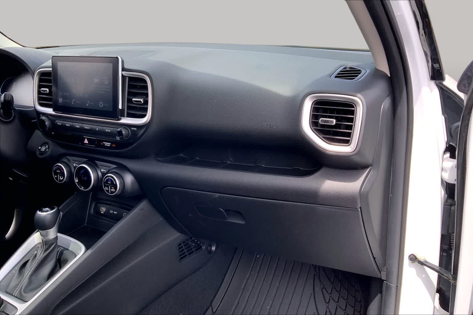 Used 2025 Hyundai Venue SEL FWD image 19